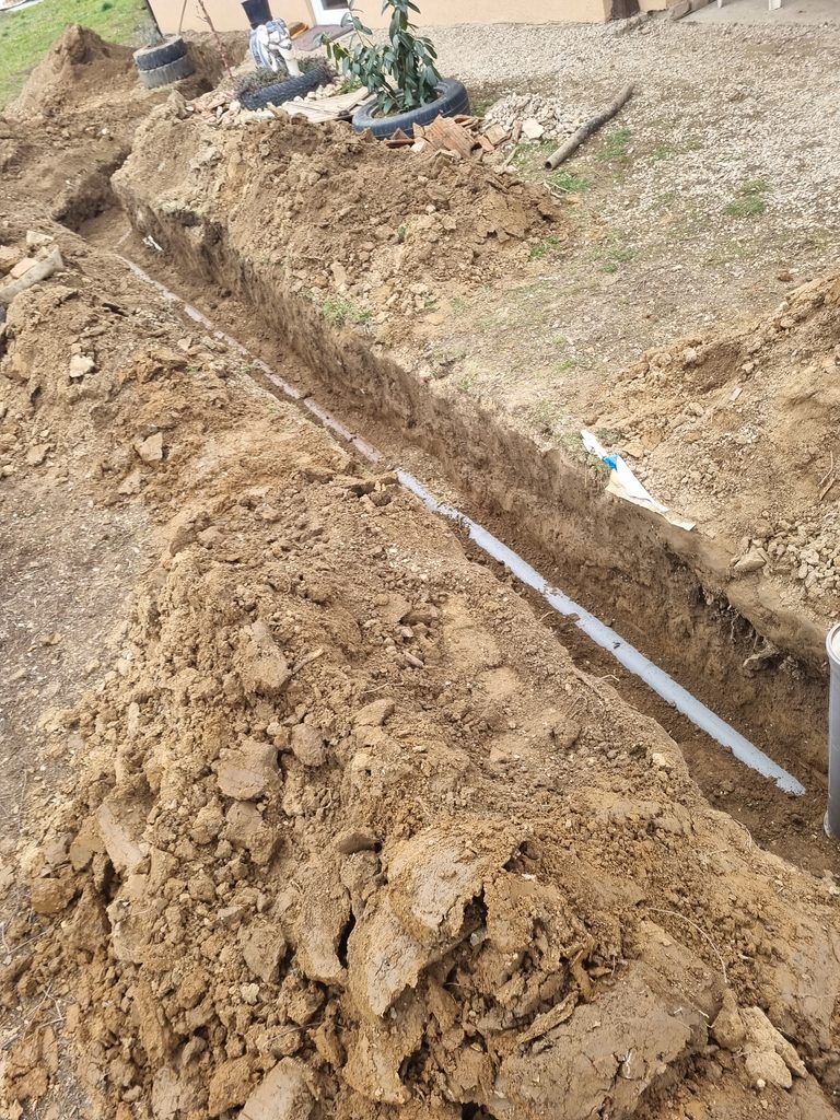 110‑es KG cső és idomok beépítése csőcsere során, pontos illesztéssel.